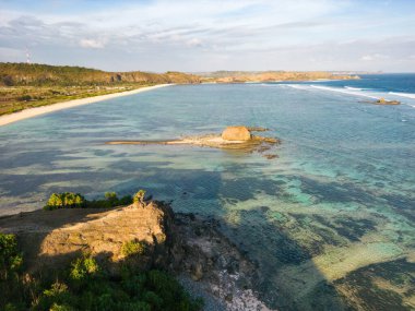 Lombok, Endonezya, Seger plajı çevresindeki deniz manzarası. Lombok, Endonezya 'nın Batı Nusa Tenggara ilinde bir adadır.. 