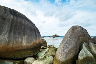 Belitung plaj manzarası, Tanjung Tinggi plajı Belitung, Endonezya 'da büyük kayaları olan ünlü bir ikonik plaj. Laskar Pelangi plajı olarak da bilinir.