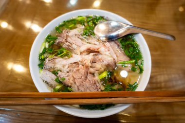 Pho Bo, Vietnam, Hanoi 'deki sokak yemekleri restoranında ünlü Vietnam çorbası şehriyesi.