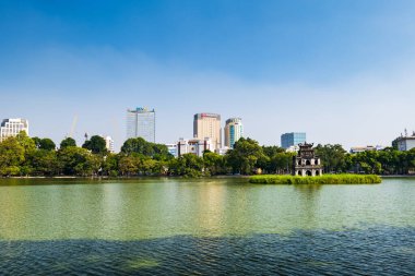 Hanoi, Vietnam 'daki Hoan Kiem Gölü' nde ünlü kaplumbağa kulesi var. Hanoi, Vietnam şehir merkezinde ikonik bir göl. 