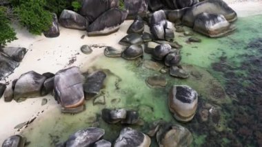 Belitung Sahil İnsansız Hava Aracı Manzarası, Tanjung Tinggi Plajı Belitung, Endonezya 'da büyük kayaları olan ünlü bir ikonik plaj. Laskar Pelangi plajı olarak da bilinir.