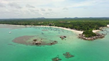 Belitung Kelayang plajı ve insansız hava aracı manzarası. Belitung, Endonezya 'daki güzel ada, deniz ve kaya manzarası 