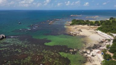 Belitung plajı ve adaların insansız hava aracı manzarası. Belitung, Endonezya 'daki güzel ada, deniz ve kaya manzarası 