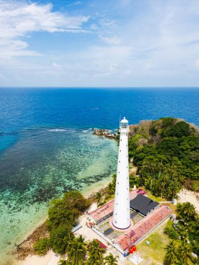 Belitung plajı ve adaları Lengkuas Adası deniz feneriyle insansız hava aracı manzaralı. Belitung, Endonezya 'da güzel bir ada, tekne, deniz ve kaya manzarası. 