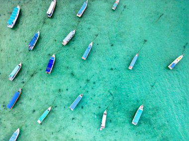 Belitung, Endonezya 'da tropikal denizdeki turist tekneleri, İHA' nın yukarıdan görünüşü