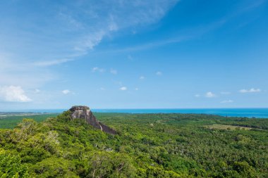 Batu Beginda 'dan Belitung Adası' nın hava manzarası. Belitung, Endonezya 'da orman, plaj ve okyanusa bakan ünlü devasa bir kaya kütlesi.
