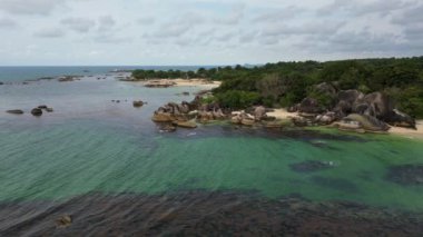 Belitung Sahil İnsansız Hava Aracı Manzarası, Tanjung Tinggi Plajı Belitung, Endonezya 'da büyük kayaları olan ünlü bir ikonik plaj. Laskar Pelangi plajı olarak da bilinir.