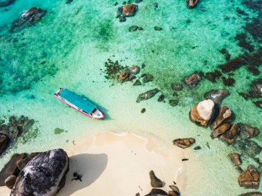 Belitung plajı ve adaların insansız hava aracı manzarası. Belitung, Endonezya 'da güzel bir ada, tekne, deniz ve kaya manzarası. 