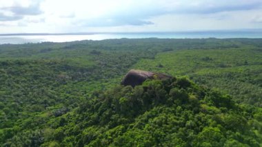 Belitung Adası insansız hava aracı Batu Beginda, Belitung, Endonezya 'da orman, plaj ve okyanusa bakan ünlü devasa bir kaya kütlesi.