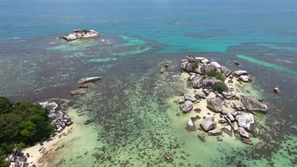 ビーチと島のドローンビュー インドネシアのベリンシアの島々 海と岩の美しい空中観察 — ストック動画