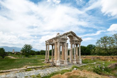 Aydın 'ın antik kent arkeoloji sahasının Tetrapylon Kapısı. 