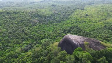 Belitung Adası insansız hava aracı Batu Beginda, Belitung, Endonezya 'da orman, plaj ve okyanusa bakan ünlü devasa bir kaya kütlesi.