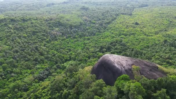 Belitung Ostrov Drone Letecké Krajiny Batu Beginda Slavný Masivní Balvan — Stock video