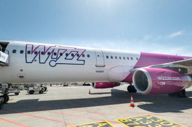 Budapeşte, Macaristan - 04.30.2024: Budapeşte, Macaristan 'da Wizz Air Airbus uçağı pistte. Wizz Air Holding, Macar ultra düşük maliyetli bir havayolu şirketi.