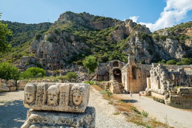 Türkiye 'nin Demre kentindeki Myra arkeoloji sahasında. Antik Myra kenti, özellikle Lycian-Era kaya mezarları, Roma-Dönem tiyatrosu ile ünlüdür.
