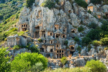 Türkiye 'nin Demre kentinde taş mezarlı Myra arkeoloji sahası. Antik Myra kenti, özellikle Lycian-Era kaya mezarları, Roma-Dönem tiyatrosu ile ünlüdür.