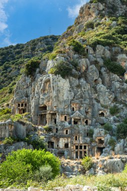 Türkiye 'nin Demre kentinde taş mezarlı Myra arkeoloji sahası. Antik Myra kenti, özellikle Lycian-Era kaya mezarları, Roma-Dönem tiyatrosu ile ünlüdür.
