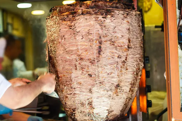 Dönen kebap eti, donör ya da shawarma olarak bilinir. Türkiye ve Ortadoğu 'da popüler bir sokak yemeği