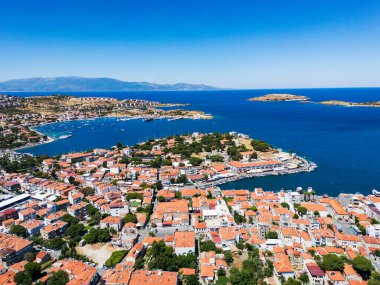 Eski Foca 'nın hava aracı görüntüsü, İzmir' in Ege kıyısında popüler bir tatil beldesi