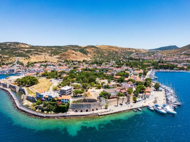 Eski Foca 'nın hava aracı görüntüsü, İzmir' in Ege kıyısında popüler bir tatil beldesi