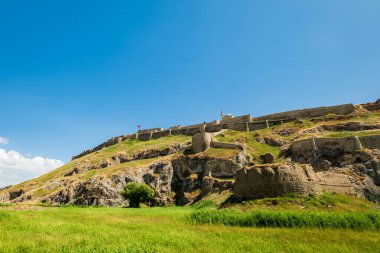 Van Şatosu veya Van Kalesi, Türkiye 'nin Van kentinde manzara. Van Kalesi, antik Urartu krallığı tarafından inşa edilmiş büyük bir taş kalesidir.