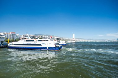 İzmir, Türkiye - 07.03.2024: İzmir feribotu, İzdeniz feribotu ve Türkiye 'nin Ege kıyısındaki en kalabalık üçüncü kenti. 