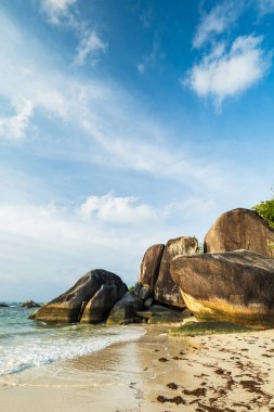 Belitung plaj manzarası, Tanjung Tinggi plajı Belitung, Endonezya 'da büyük kayaları olan ünlü bir ikonik plaj. Laskar Pelangi plajı olarak da bilinir.