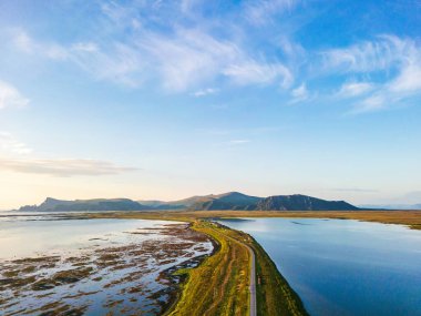 Andoy, ya da Andoya, Norveç 'te yaz manzarası. Andoya, Nordland, Norveç 'teki ulusal turizm rotasının havadan görüntüsü