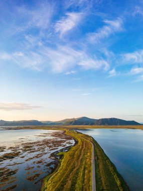 Andoy, ya da Andoya, Norveç 'te yaz manzarası. Andoya, Nordland, Norveç 'teki ulusal turizm rotasının havadan görüntüsü