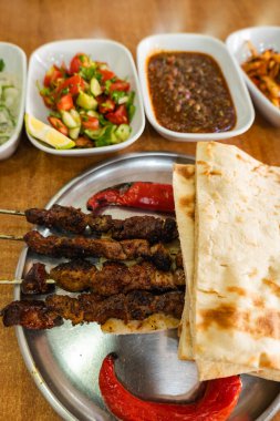 Ciger Kebabi Diyarbakır restoranında hizmet verdi. Geleneksel Diyabakir yemeği, Türkçe. 