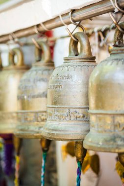  Budist çanları antik Budist tapınağında, seçici bir odak ile yakın plan. zen, meditasyon, farkındalık kavramı