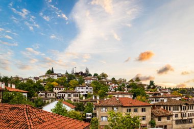 Safranbolu, Türkiye sonbaharda Safranbolu 'nun eski kasaba alanı, UNESCO dünya mirası sahası ve korunan binaların sokak manzarası