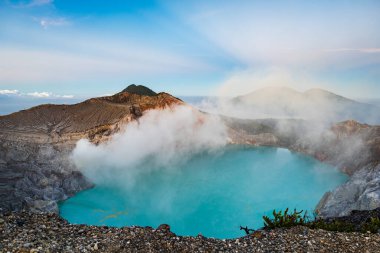 Doğu Java, Endonezya 'da Banyuwangi yakınlarında bulunan bir volkan ve sülfür madeni. Ijen Krateri, Endonezya 'nın Java adasında turistler için ünlü bir turistik merkezdir..