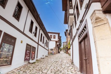 Safranbolu, Türkiye - 10.15.2021: Safranbolu 'nun sonbaharda eski kasaba alanı, UNESCO dünya mirası sahası ve korunan binalar