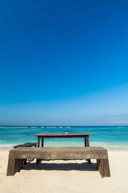 Lombok, Endonezya 'daki Gili adalarından biri olan Gili Trawangan' da turkuaz okyanus suyuyla tropik kumlu plaj