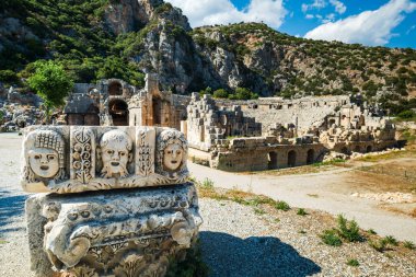 Türkiye 'nin Demre kentindeki Myra arkeoloji sahasında. Antik Myra kenti, özellikle Lycian-Era kaya mezarları, Roma-Dönem tiyatrosu ile ünlüdür.