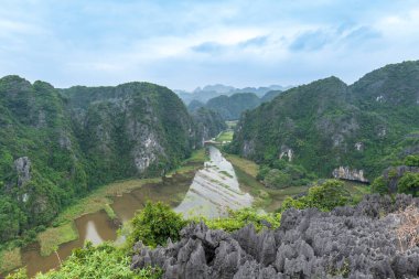 Vietnam 'da Ninh Binh manzarası. Tekne turu, karst peyzaj ve nehir ile ünlüdür.