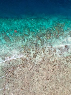 Endonezya 'da deniz yüzeyi, dalga ve plaj içeren tropik okyanus suyu soyut dokusu