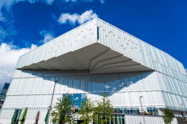 Oslo, Norveç - 08.01.2024: Deichman kütüphanesi, Norveç 'in Oslo kentindeki ana halk kütüphanesi. Yeni modern mimari 2020 yılında Oslo 'nun merkezinde açıldı..