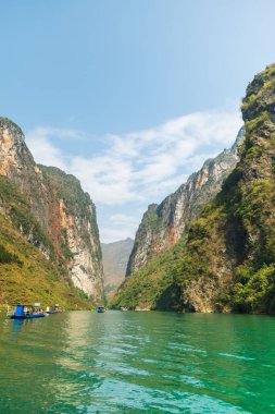 Vietnam 'da popüler bir turizm merkezi olan Ha Giang' daki dağların arasında Nho Que nehri ile birlikte Ha Giang manzarası.