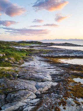 Norveç 'in kuzeyindeki doğal manzara, Norland, Hamaroy bölgesi. Kuzey Norveç 'in güzel hava manzarası İskandinavya' da deniz ve dağlarla insansız hava aracı tarafından