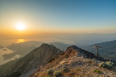 Türkiye 'nin Fethiye kentindeki Oludeniz plajına bakan Babadag dağlık arazisi gün batımında