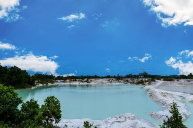 Endonezya 'nın Belitung adasındaki Kaolin Gölü. Parlak mavi suları ve beyaz mineral yataklarıyla tanınan popüler bir manzara gölüdür..