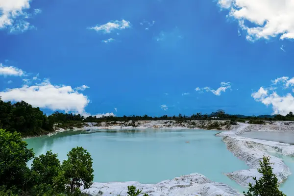 stock image Kaolin Lake in Belitung island, Indonesia. It is a popular scenic lake known for its bright blue waters and white mineral deposits.