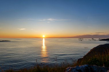Norveç 'te, Andoya, Nordland, Norveç' te gece yarısı güneşi manzarası ve deniz manzarası