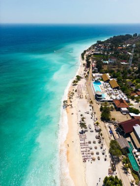 İnsansız hava aracıyla Gili Adası plaj manzarası. Lombok, Bali, Endonezya 'daki Gili Trawangan' ın hava manzarası 