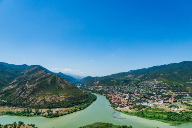 Gürcistan 'da Kura ve Aragvi nehirleri ile Mtskheta kasabasının panoramik güzel hava manzarası