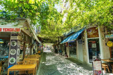 Foca, Türkiye - 07.05.2024: Eski Foca sokak görüntüsü Ege kıyısında, İzmir, Türkiye. Eski Foca, Türkiye 'de popüler bir sahil beldesi.