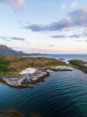 Norveç 'in kuzeyindeki doğal manzara, Norland, Hamaroy bölgesi. Kuzey Norveç 'in güzel hava manzarası İskandinavya' da deniz ve dağlarla insansız hava aracı tarafından