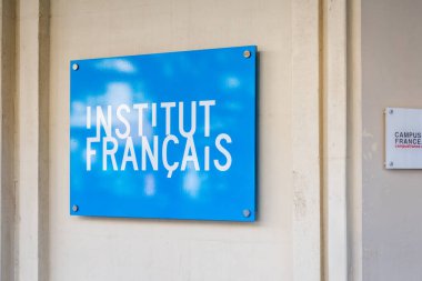 Sofya, Bulgaristan - 08.17.2022: Girişte Fransız Enstitüsü veya Institut Francais, imzalayın. 1907 'de Dışişleri Bakanlığı tarafından Fransız, francophone' un tanıtımı için başlatıldı.
